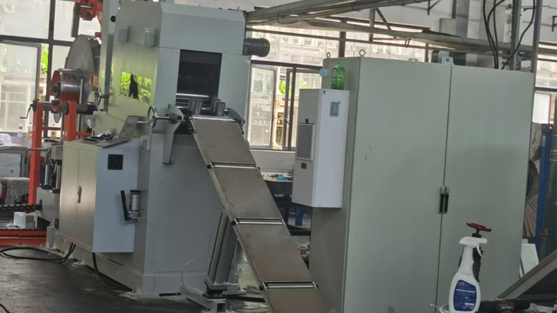 Automatic feeding and leveling machine for fine blanking lines